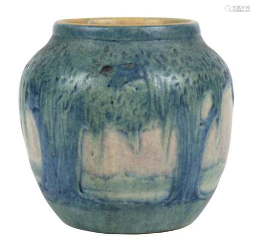 Newcomb College scenic vase