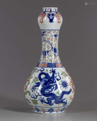 A Chinese wucai glazed 'dragons' garlic head vase