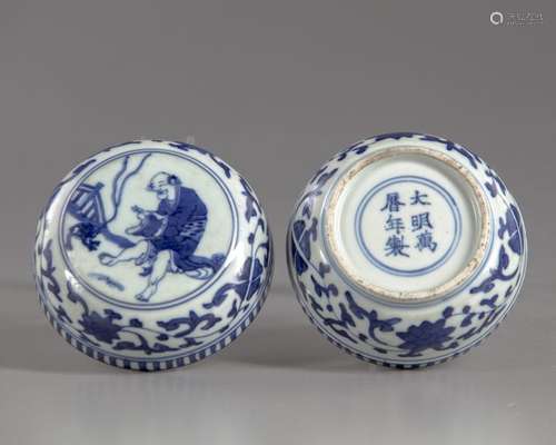 A Chinese blue and white box with cover