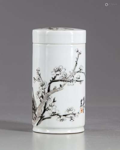 A Chinese porcelain box with cover