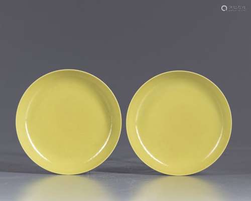 A pair of Chinese yellow dishes