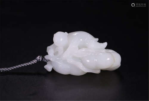 CHINESE WHITE JADE SQUARRIL AND GRAPE PENDANT