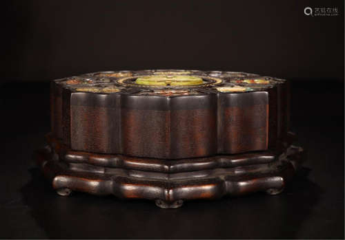 CHINESE GEM STONE INLAID HARDWOOD ZITAN FLOWER SHAPED LIDDED BOX