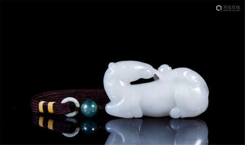 CHINESE WHITE JADE HORSE HAND ITEM