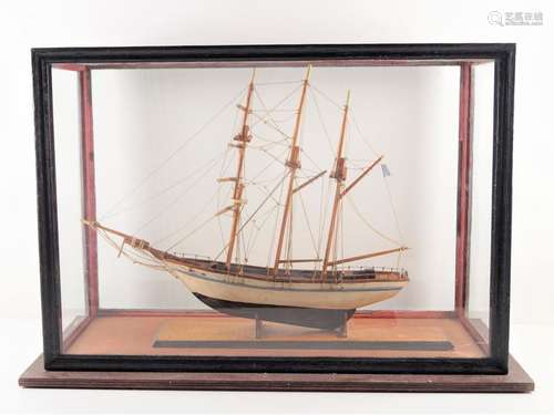 Maquette de goélette à sec de voiles, présentée so…