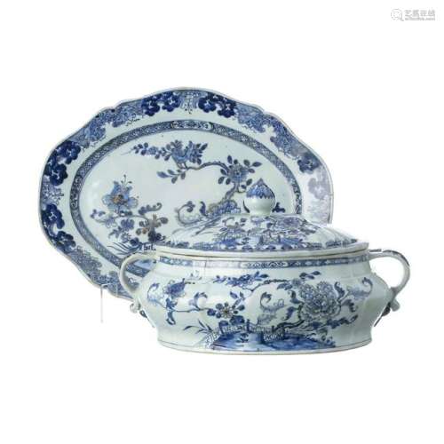 Chinese porcelain Tureen with Presenter, Qianlong