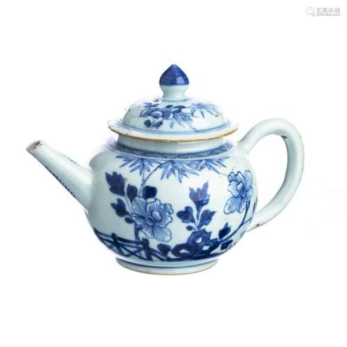 Chinese Porcelain floral Teapot, Qianlong