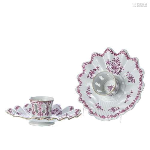 Pair of Chinese Export Porcelain 'shell' Trembleuses,