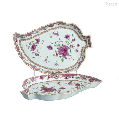 Pair of leaf famille rose dishes in Chinese Porcelain,