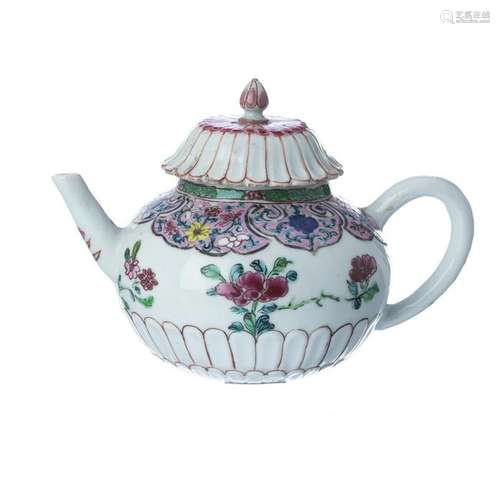 Lotus Teapot in Chinese porcelain, Yonghzeng