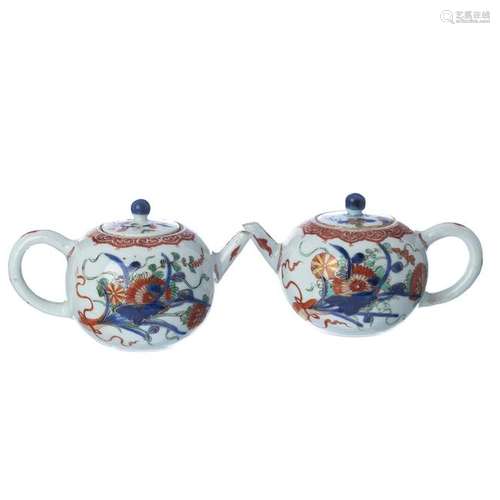 Chinese Porcelain pair of Teapots, Kangxi