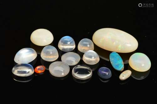 A SELECTION OF APPROXIMATELY 105 MOONSTONE CABOCHONS, ranging between 5mm x 10mm, approximate