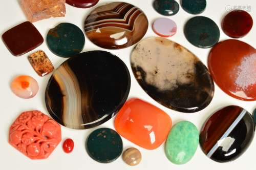 A SELECTION OF LOOSE GEMSTONES, to include agate panels including banded agate, spherical shell