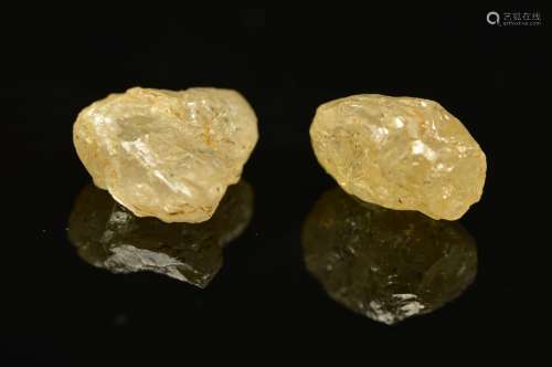 TWO ROUGH DIAMOND CRYSTALS, weighing a total of 5.40cts