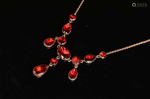 A CONTINENTAL GARNET SET NECKLET, fringe design with assorted size garnets, cut down foil back