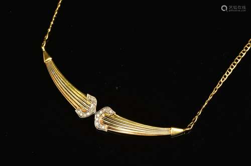 A MODERN DIAMOND CENTRE PIECE NECKLET, comprised two tapering panel sections with a central