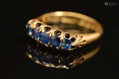 AN EDWARDIAN 18CT GOLD SAPPHIRE HALF HOOP RING, ring size O, hallmarked 18ct gold, Birmingham
