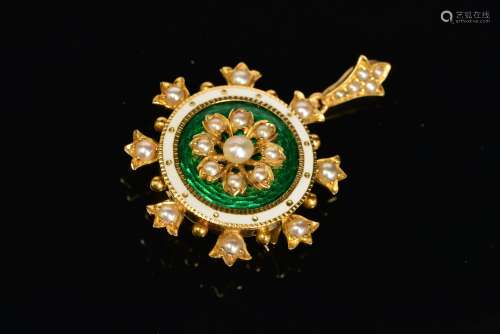 AN EARLY 20TH CENTURY GOLD PEARL AND ENAMEL BROOCH PENDANT, circular shape, centring on a flower