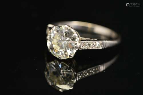 AN EARLY TO MID 20TH CENTURY LARGE DIAMOND SINGLE STONE RING, a transitional brilliant cut diamond