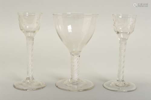 A PAIR OF 18TH CENTURY CORDIAL GLASSES, the ogee bowls engraved with flower head, leaves and a