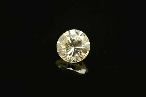 A SINGLE ROUND BRILLIANT CUT DIAMOND, approximately 0.63ct, clarity assessed as SI1-SI2, colour