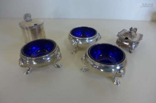 Three silver salts and two silver mustards, total silver approx 13.3 troy oz, liners to mustards