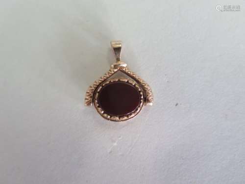 A small 9ct yellow gold fob - 18mm wide, approx 4.5 grams, generally good