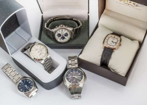 Five modern gentlemen's wristwatches, including a boxed Seiko 7T32-7J58 HR2, a boxed Rotary rose