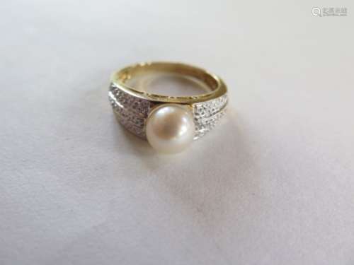 A 14ct yellow gold pearl ring, size S, approx 4.3 grams, in good condition