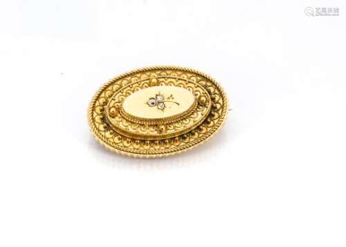 A Victorian 15ct gold oval brooch, the three stepped mounts with fine filigree decoration having