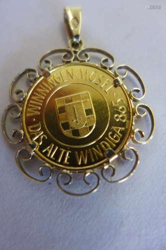 A gold wine medal from Winningen in Mosel, medal weight approx 4 grams, tested to 18ct or above, set