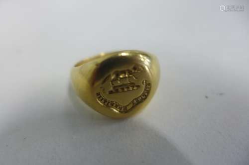 An 18ct gold seal ring, with a fox and Latin inscription, 'Simplex Munditiis' size L 1/5 - weight