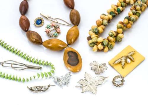 A large quantity of miscellaneous costume jewellery, including various gentleman's cufflinks, tie