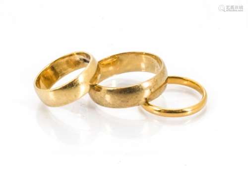 Three gold wedding bands, including a gentleman's 9ct gold D shaped example, ring size Y, 6.5g, an