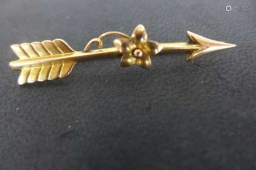 An antique 9ct gold bar brooch, in the form of an arrow, length 5cm, weight approx 1.6 grams, pin