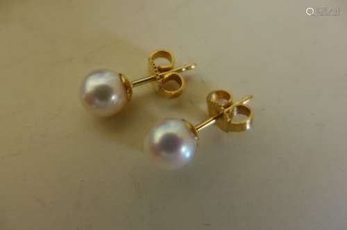 A pair of 18ct pearl earrings, pearls approx 5mm diameter