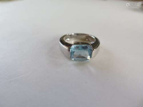 An 18ct white gold aquamarine/blue topaz ring, size P/Q - approx 7.4 grams, stone size 11x9x5.5mm,