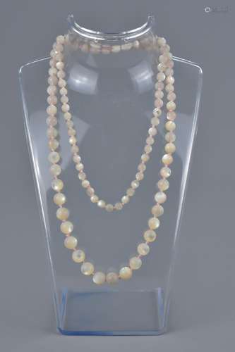 A graduated mother of pearl bead necklace