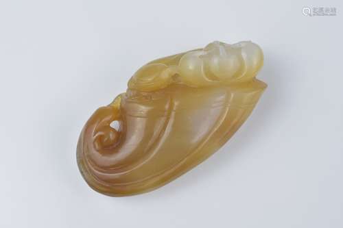 A Chinese carved agate pendant