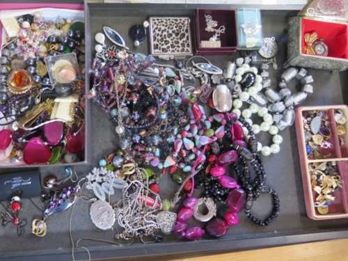 A collection of costume and other jewellery