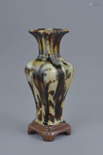 A Chinese 18/19th century square shape vase