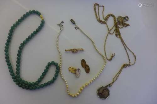 A quantity of vintage jewellery to include a gold knot bar brooch, with steel pin, weight approx 2.2