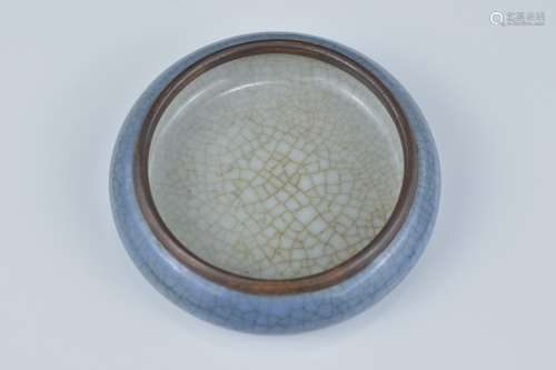 A Chinese crackle glaze brush washer