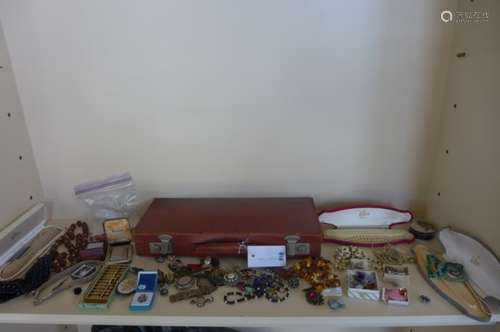 A good selection of costume jewellery in a leather case