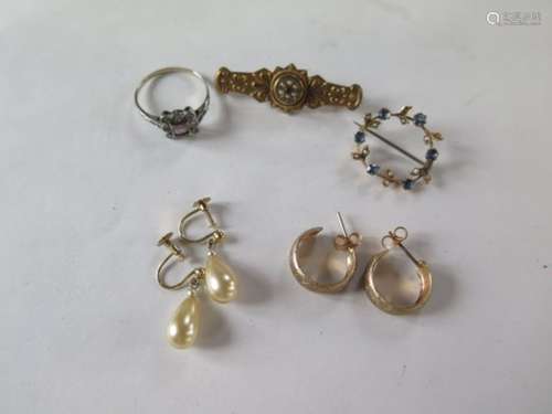 A 9ct brooch, approx 2.6 grams, a pair of 9ct pearl earrings, a gilt metal brooch, ring and