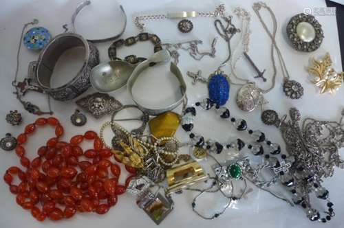 A nice lot of vintage silver and costume jewellery, weighable silver 5.5 troy oz, some 925 some