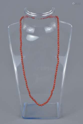 An ungraduated natural coral beaded necklace