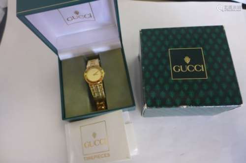 A ladies Gucci wristwatch, gold plated case and strap, model 33200.2.L, serial no 0094370 with box