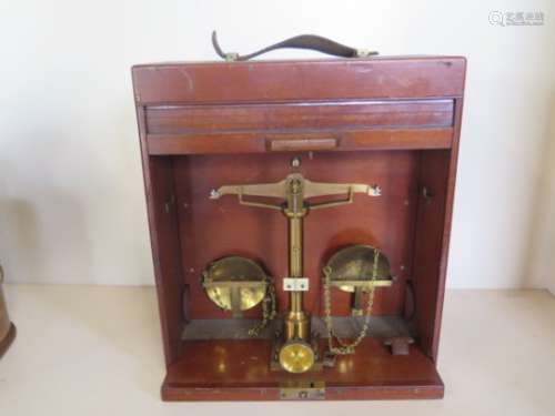 An oz brass Beam scale by De Grave and Co, in original mahogany case, with tambour front, 26x23x10