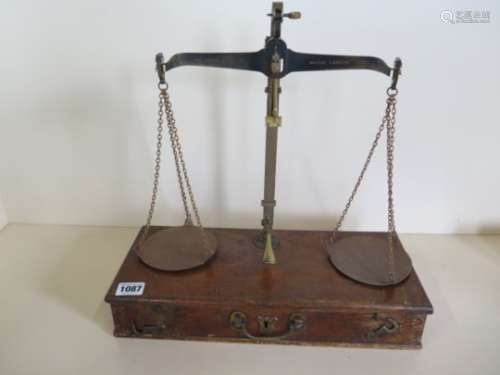A 1lb brass Beam scale by De Grave and Co Ltd - with original oak box, County Lanark